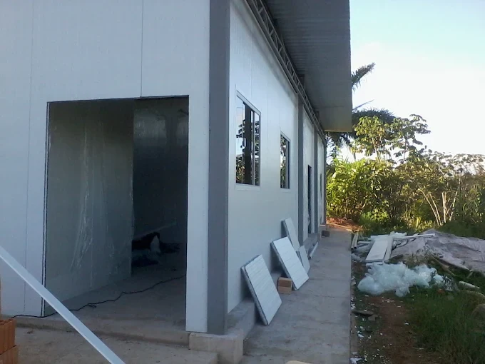 Lateral de fechamento industrial em painéis térmicos Invernia
